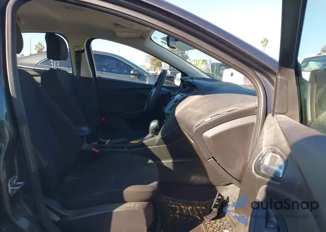 2016 Ford Focus Se z USA, uszkodzony, nr VIN 1FADP3F26GL382895